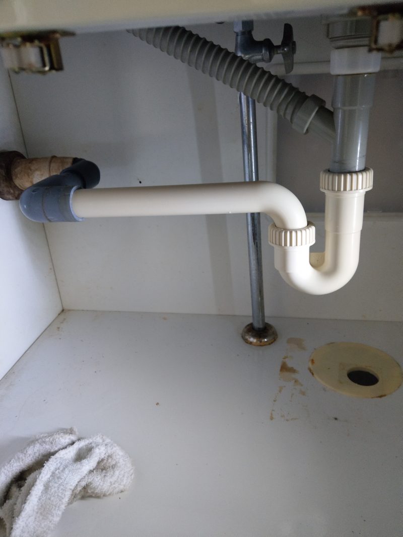 兵庫県川西市水漏れ修理　洗面化粧台下の排水パイプからの水漏れ修理