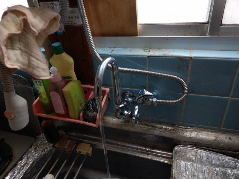 兵庫県川西市水漏れ修理　台所単水栓分岐金具とストレート止水栓とフレキパイプ交換