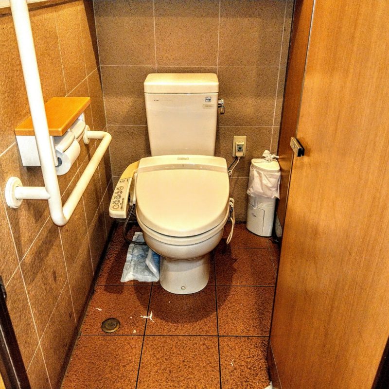 【トイレの便器の下から水が漏れてくる】大阪府大阪市鶴見区店舗様
